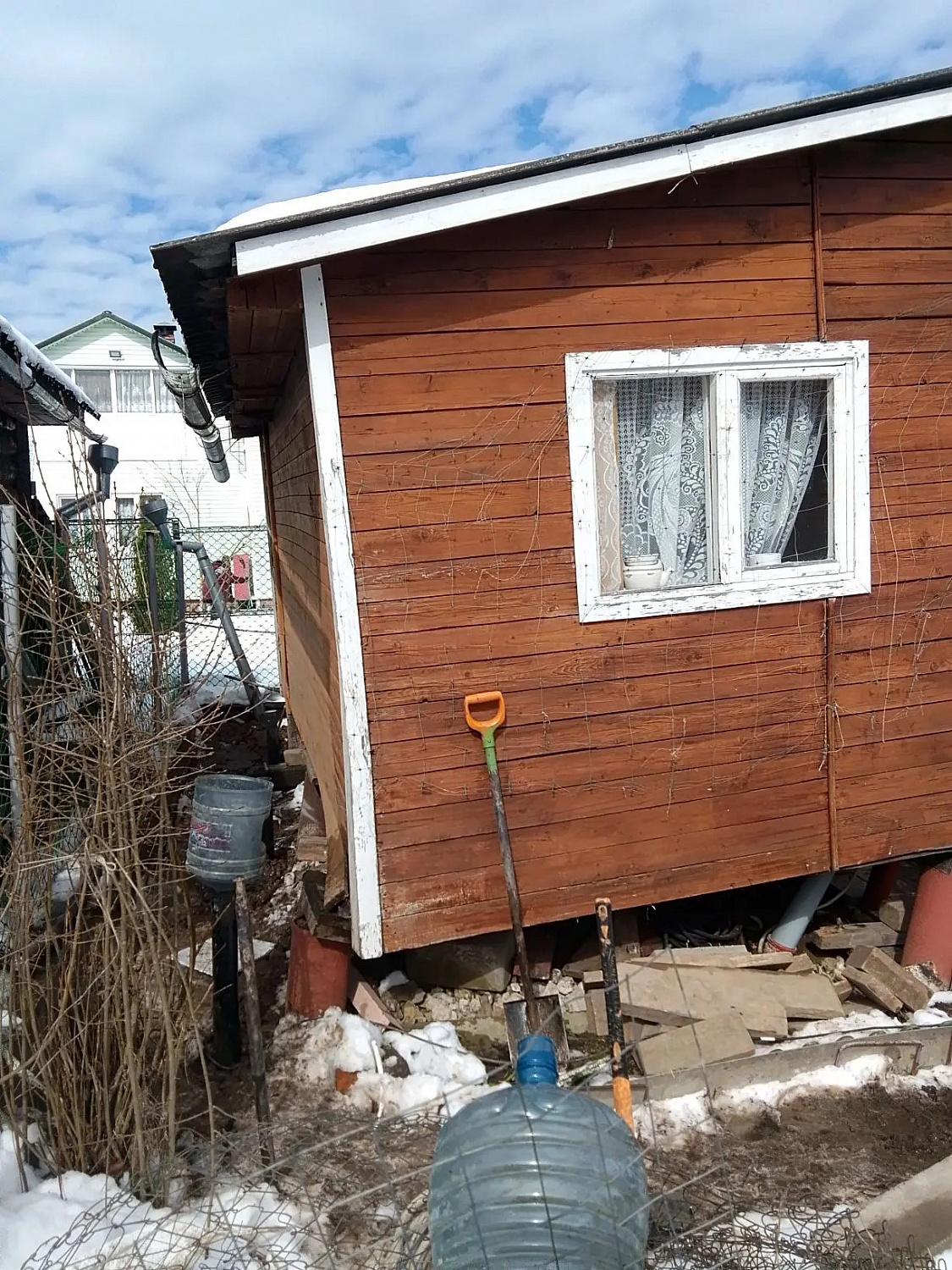Подняли деревянную бытовку на сваи и 16-й швеллер на ребро