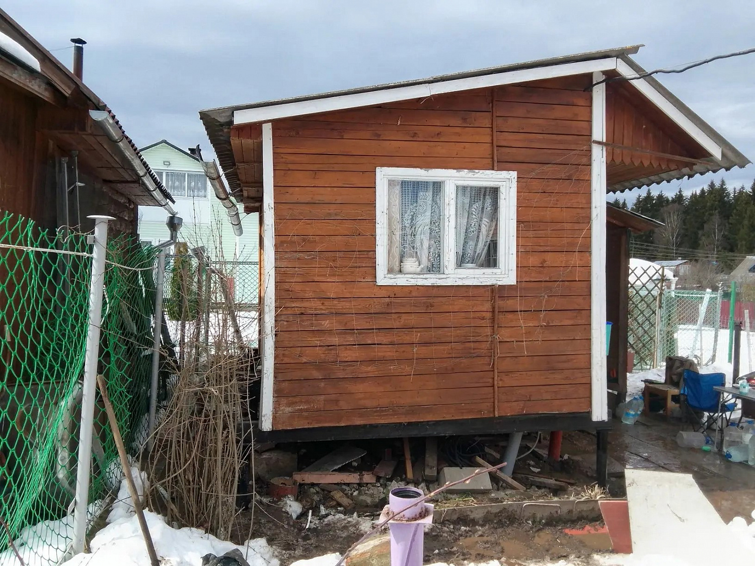 Подняли деревянную бытовку на сваи и 16-й швеллер на ребро